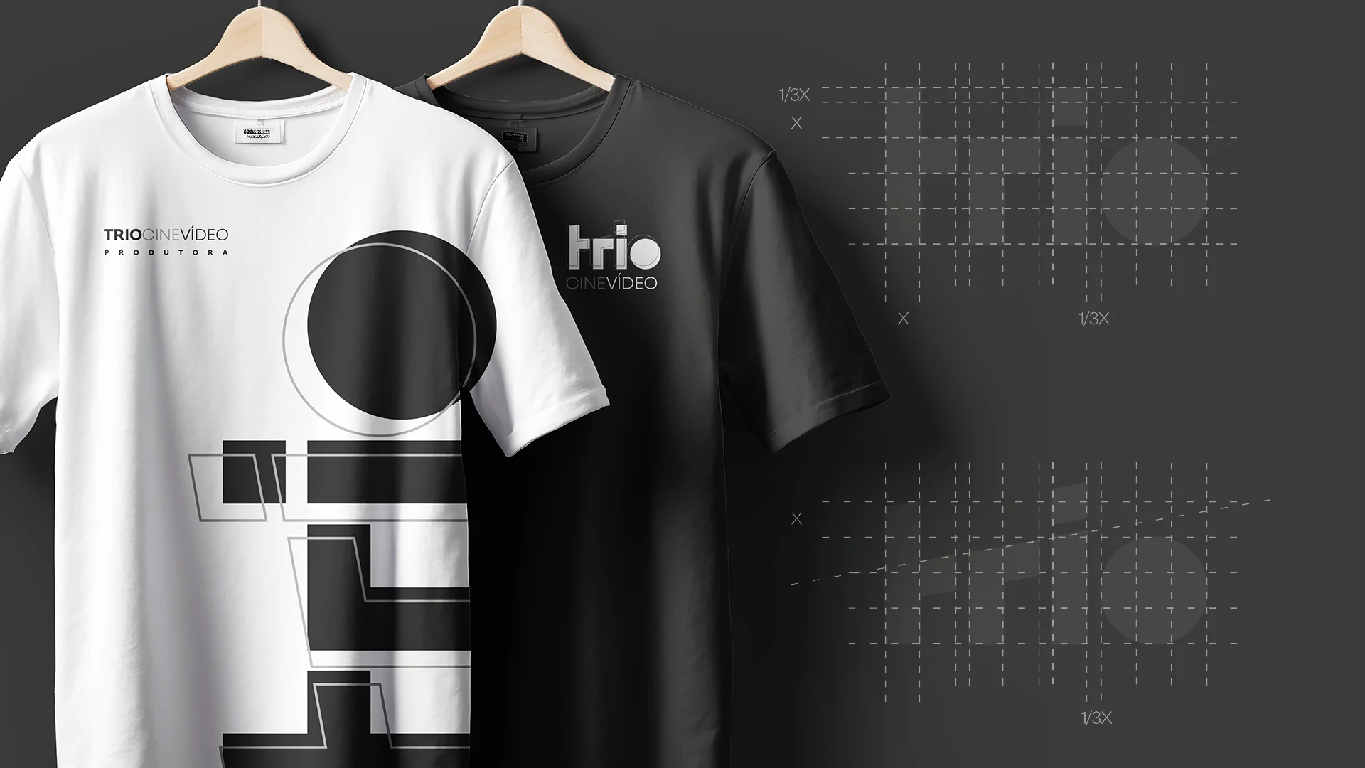 Camiseta branca com o padrão gráfico e camiseta preta com a marca, ao lado do grid de proporção do logotipo