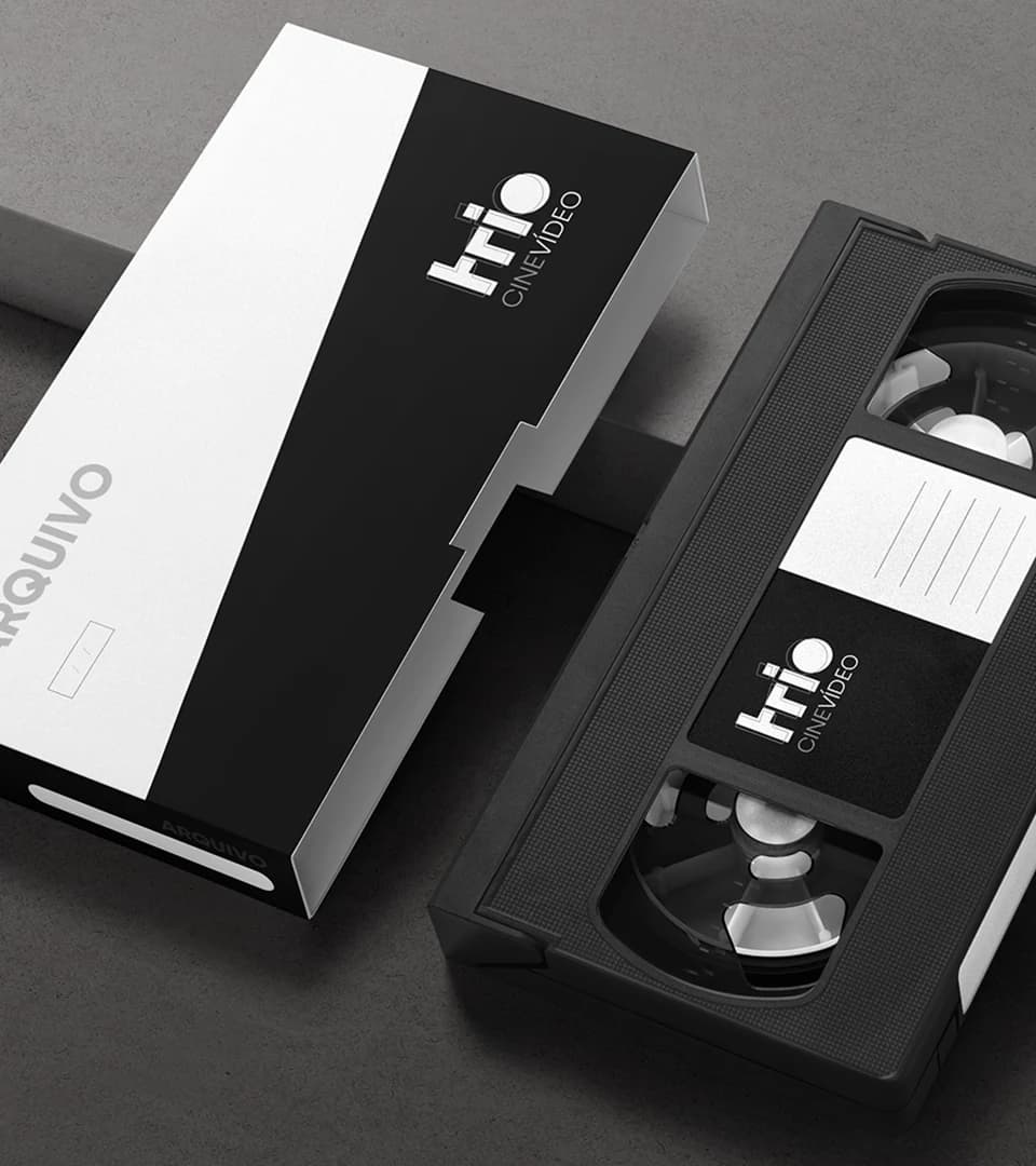 Fita VHS preta e caixa em preto e branco com a marca TRIO e a palavra ARQUIVO